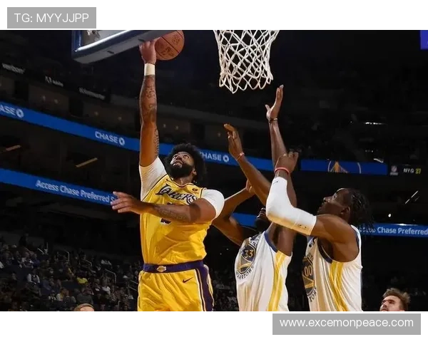 湖人队迎战勇士队季前赛,詹姆斯复出带队力求突破新高